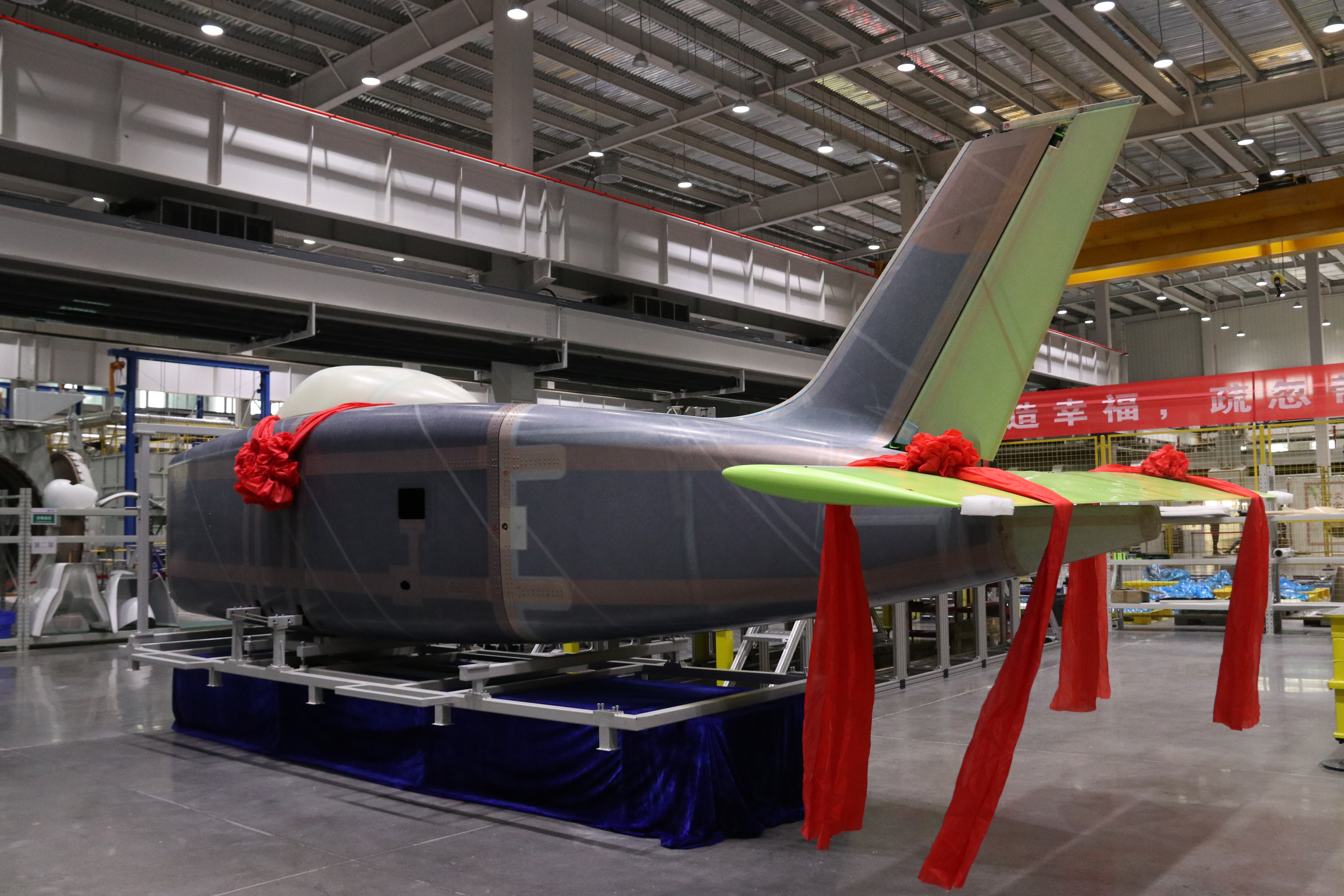 15交付TP500無人運(yùn)輸機(jī)，整機(jī)采用復(fù)合材料設(shè)計(jì)制造，最大程度減輕結(jié)構(gòu)重量.JPG
